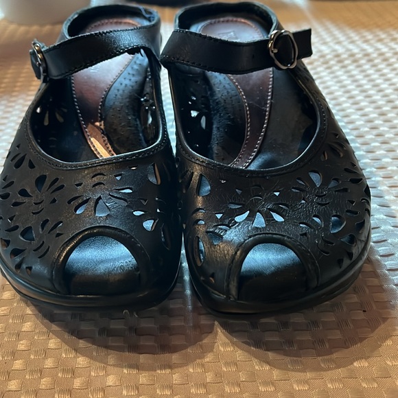 White Mountain Women’s Leather Mule Black with cutouts in very good condition. - Picture 5 of 6